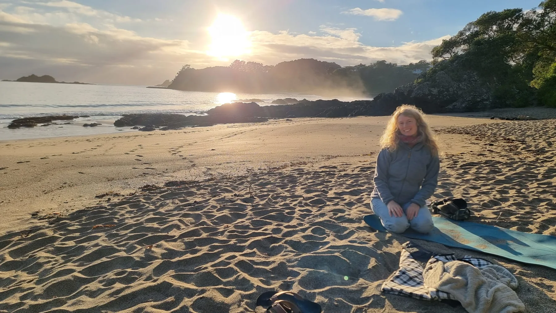 Ein ruhiger Moment an einem Strand auf Waiheke im warmen Abendlicht.