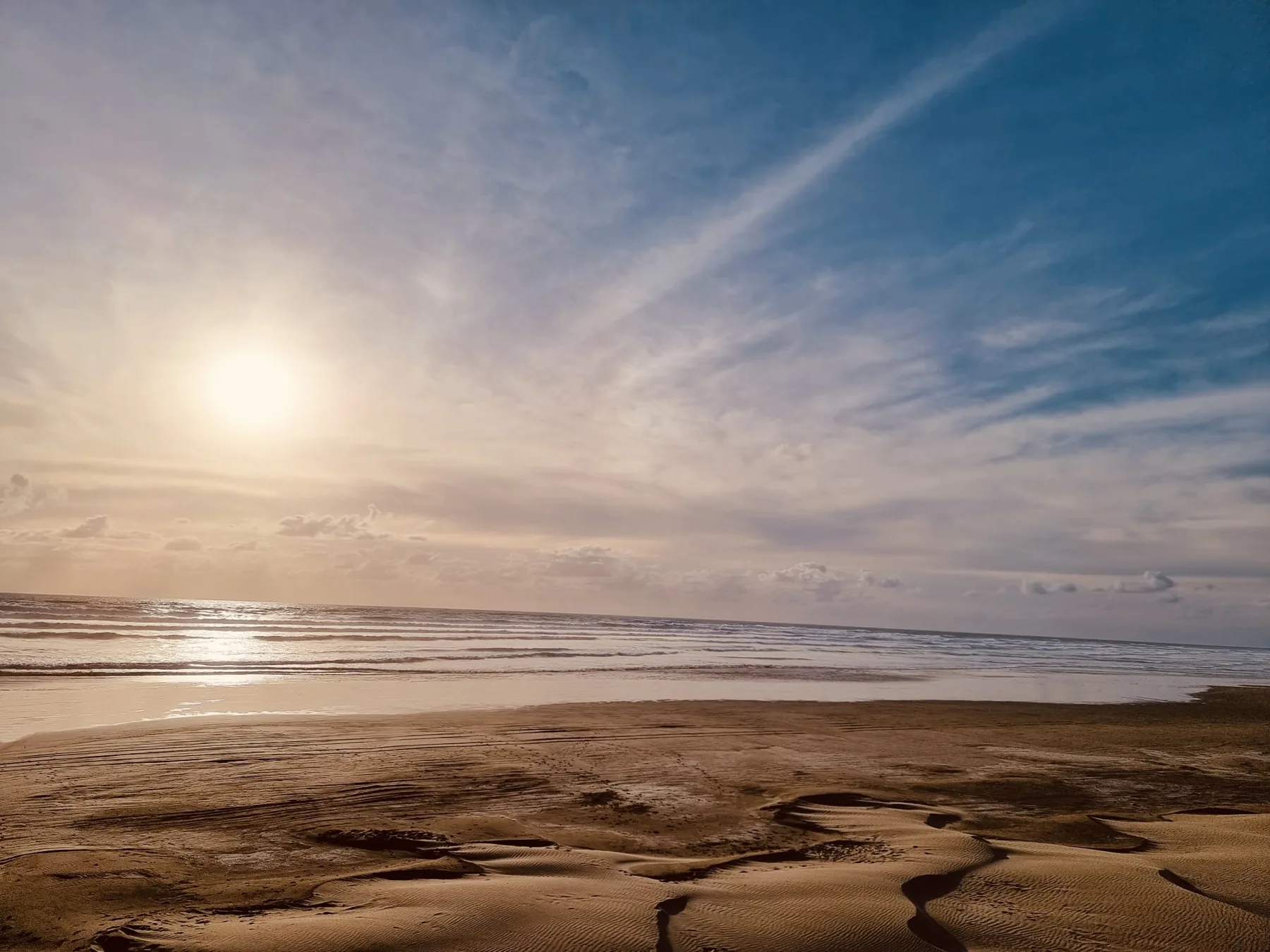 Weiter Himmel und stiller Sand am Strand von Hukatere.