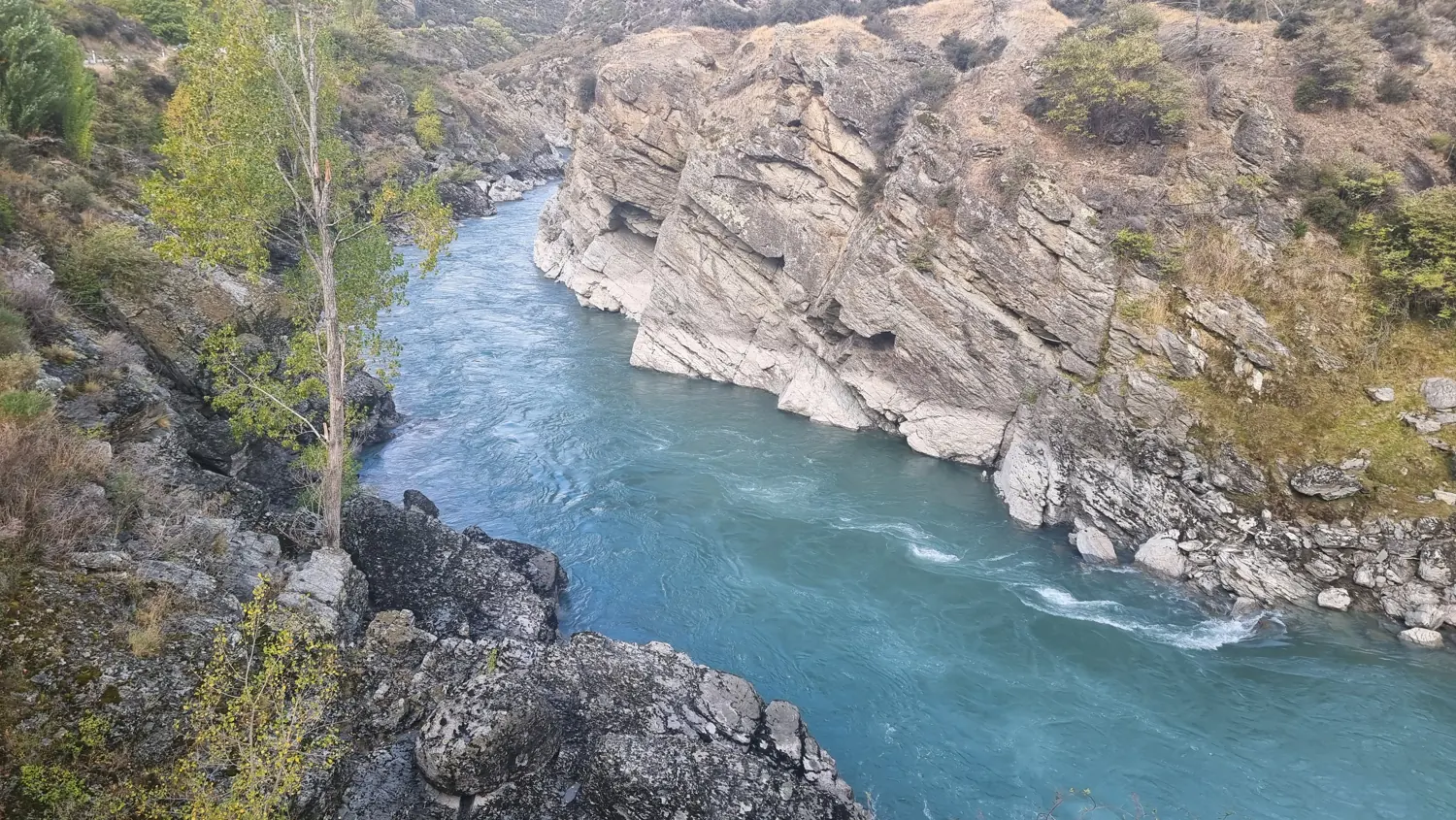 Blaues Flusswasser zwischen Felsufern nahe Queenstown.