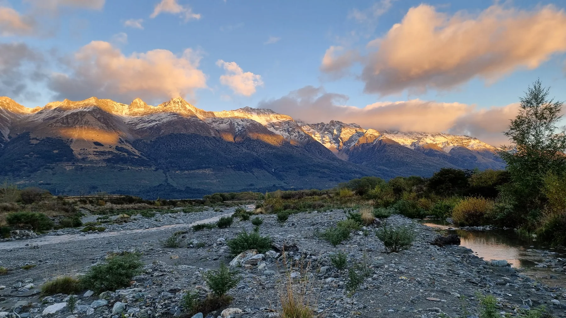 Letztes Sonnenlicht auf Bergkämmen über Glenorchy.
